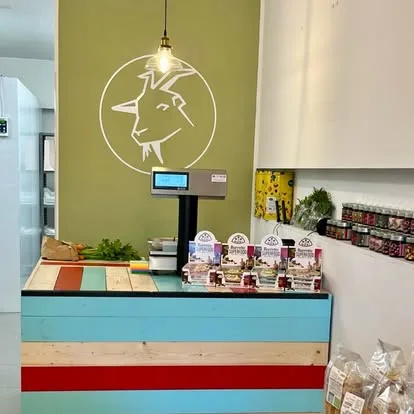 Bancone di Capro Bianco Vegetale con il murale della capra