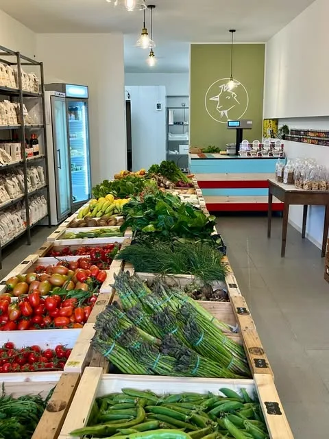 Banco di frutta e verdura fresca in negozio