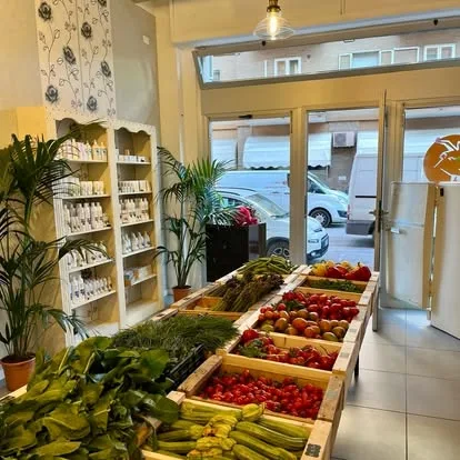 Angolo cosmetici e banco verdura in negozio