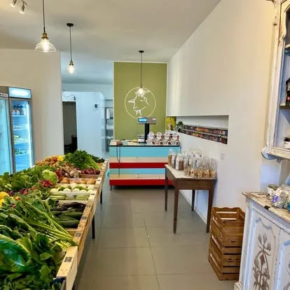 Interno del negozio Capro Bianco Vegetale con banchi di frutta e verdura