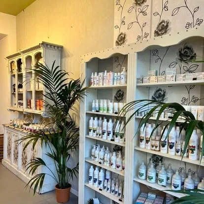 Scaffale con cosmetici naturali