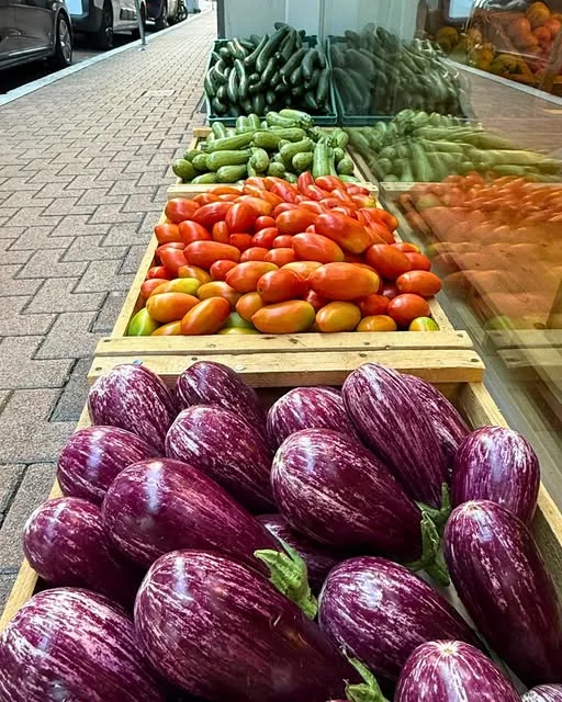Vetrina esterna con melanzane e pomodori